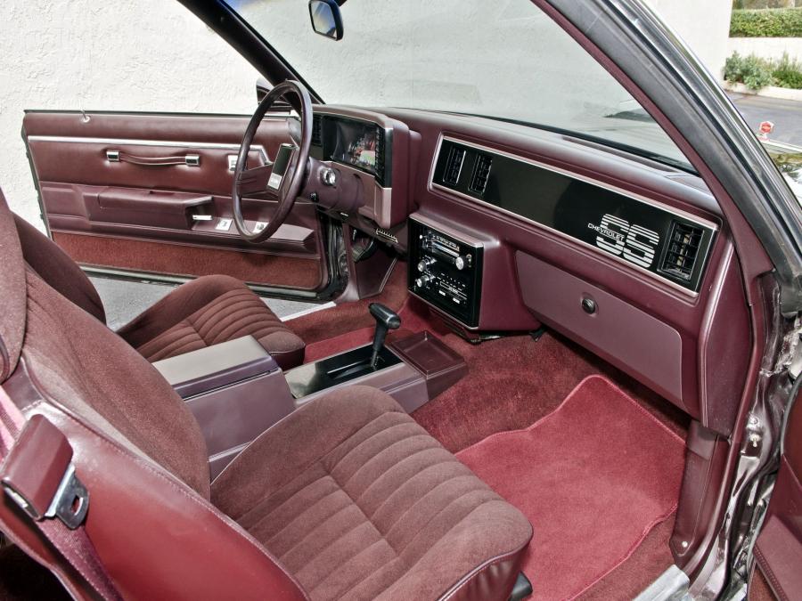 Интерьер Chevrolet El Camino SS 1982 года  (фото 4 из 7)
